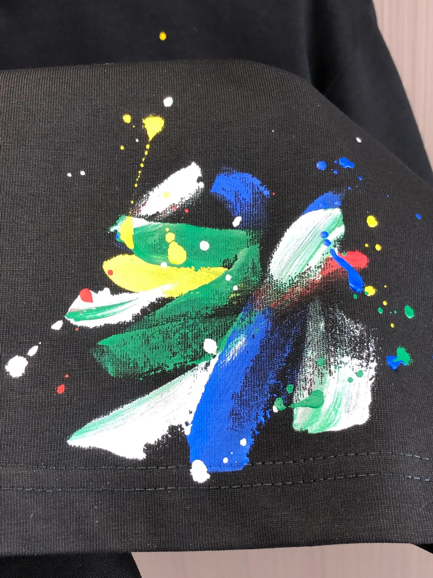 🅿️210 CH Cro 2025 spring and summer new round neck short sleeves. Large logo hand-painted technology uses high weight 320g double yarn combed cotton fabric. Slightly loose version. The fabric feels soft and thick. Same style for men and women. Color: black and white. Size: SMLXLXXL